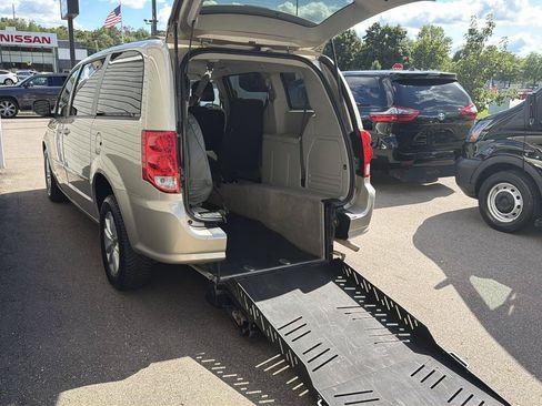 Used 2015 Dodge Grand Caravan SXT FWD image 4