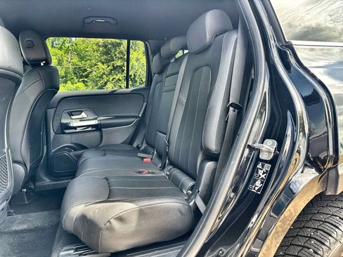 Used 2023 Mercedes-Benz GLB 250 w/ Premium Package image 4