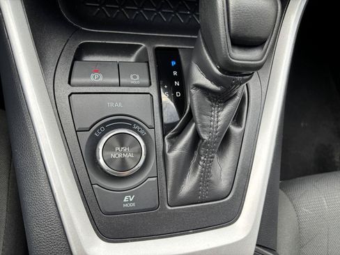 Used 2025 Toyota RAV4 XLE AWD/4WD image 28