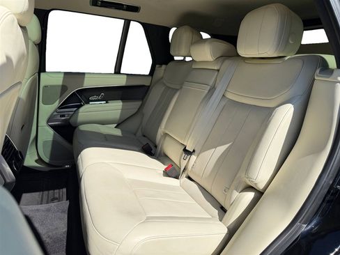 Used 2023 Land Rover Range Rover SE image 16