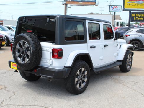Used 2018 Jeep Wrangler Unlimited Sahara AWD/4WD image 5