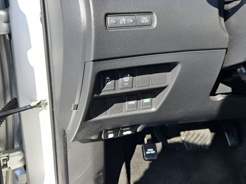 Used 2017 Nissan Rogue SV FWD image 14