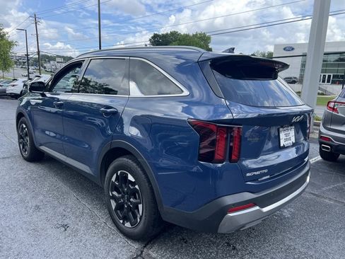 Certified 2025 Kia Sorento S w/ Panoramic Sunroof Package FWD image 3