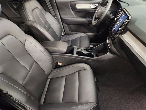 Used 2025 Volvo XC40 B5 Core image 3