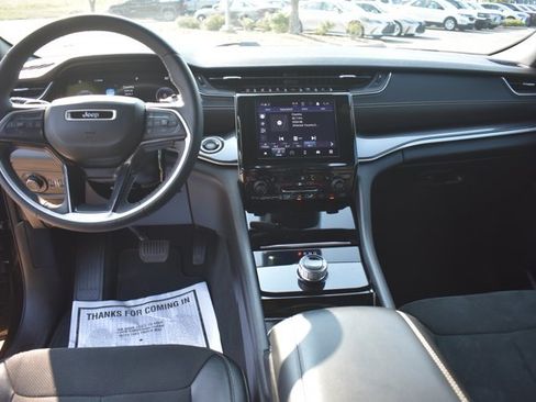 Used 2023 Jeep Grand Cherokee Altitude RWD image 17