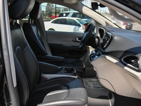 Used 2023 Chrysler Pacifica Touring-L FWD image 51