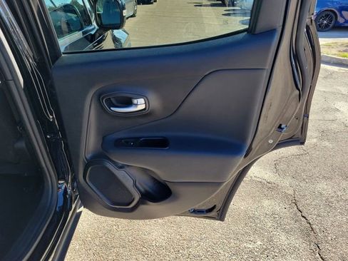 Used 2023 Jeep Renegade Latitude image 32