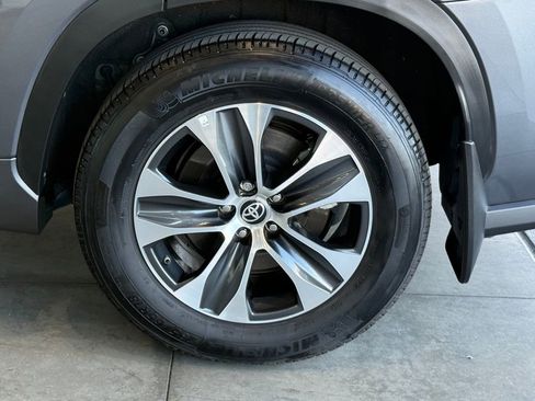 Certified 2025 Toyota Highlander XLE image 18