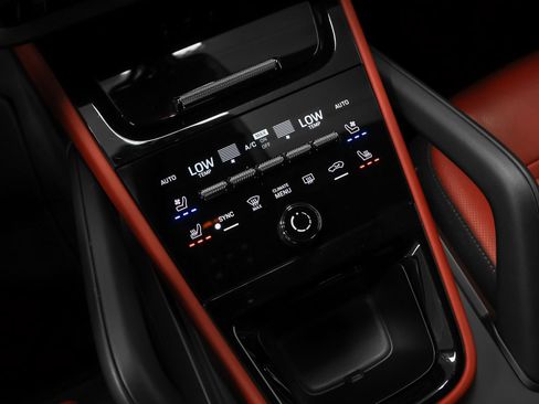 Certified 2024 Porsche Cayenne AWD/4WD image 38