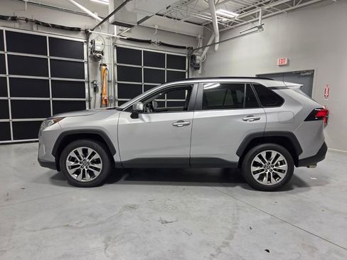 Used 2021 Toyota RAV4 XLE Premium FWD image 4