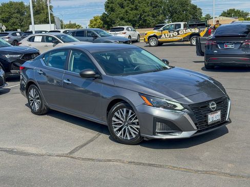 Used 2024 Nissan Altima 2.5 SV FWD image 2