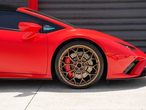 Used 2022 Lamborghini Huracan EVO RWD image 19