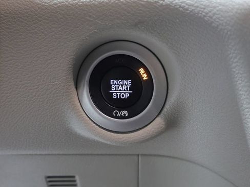 Used 2024 Chrysler Pacifica Touring-L FWD image 30