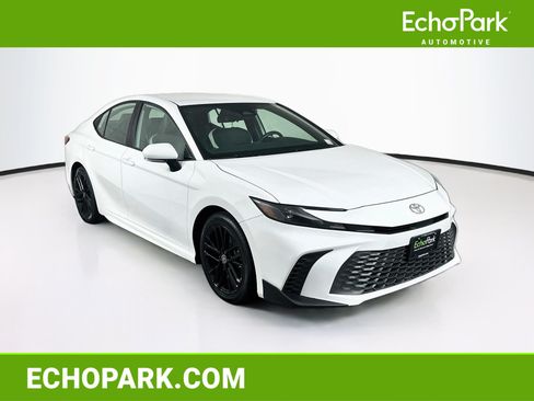 Used 2025 Toyota Camry SE FWD image 1
