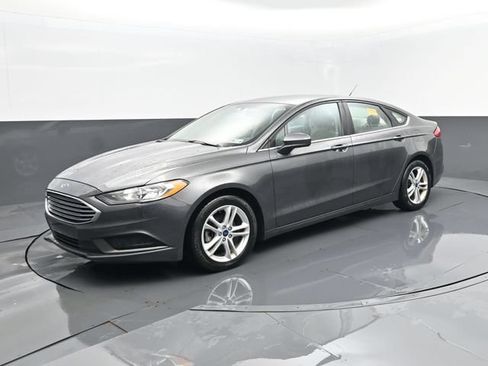 Used 2018 Ford Fusion SE FWD image 2