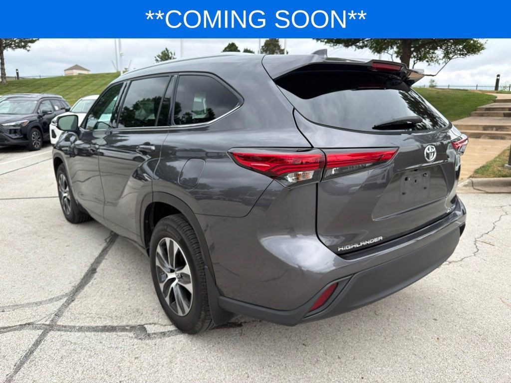 Used 2022 Toyota Highlander XLE AWD/4WD image 9