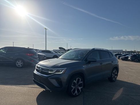 Used 2022 Volkswagen Taos SEL image 8