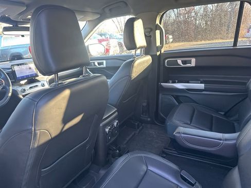 Used 2022 Ford Explorer XLT w/ Equipment Group 202A image 11