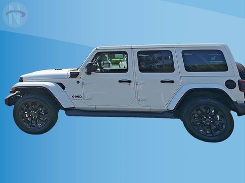 Used 2025 Jeep Wrangler Unlimited Sahara AWD/4WD image 5