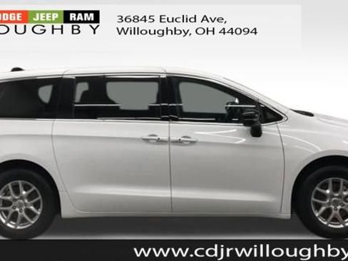 New 2025 Chrysler Pacifica Select image 4