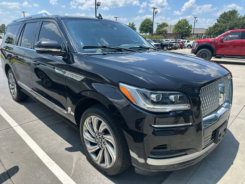 Used 2022 Lincoln Navigator L Reserve RWD image 3
