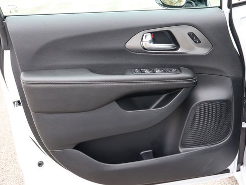 New 2026 Chrysler Pacifica Select image 9