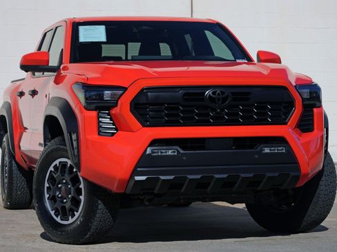 Used 2024 Toyota Tacoma TRD Off-Road w/ TRD Off Road Premium Package AWD/4WD image 4