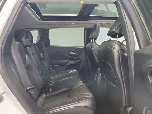 Used 2019 Jeep Cherokee Latitude Plus w/ Comfort/Convenience Group AWD/4WD image 14