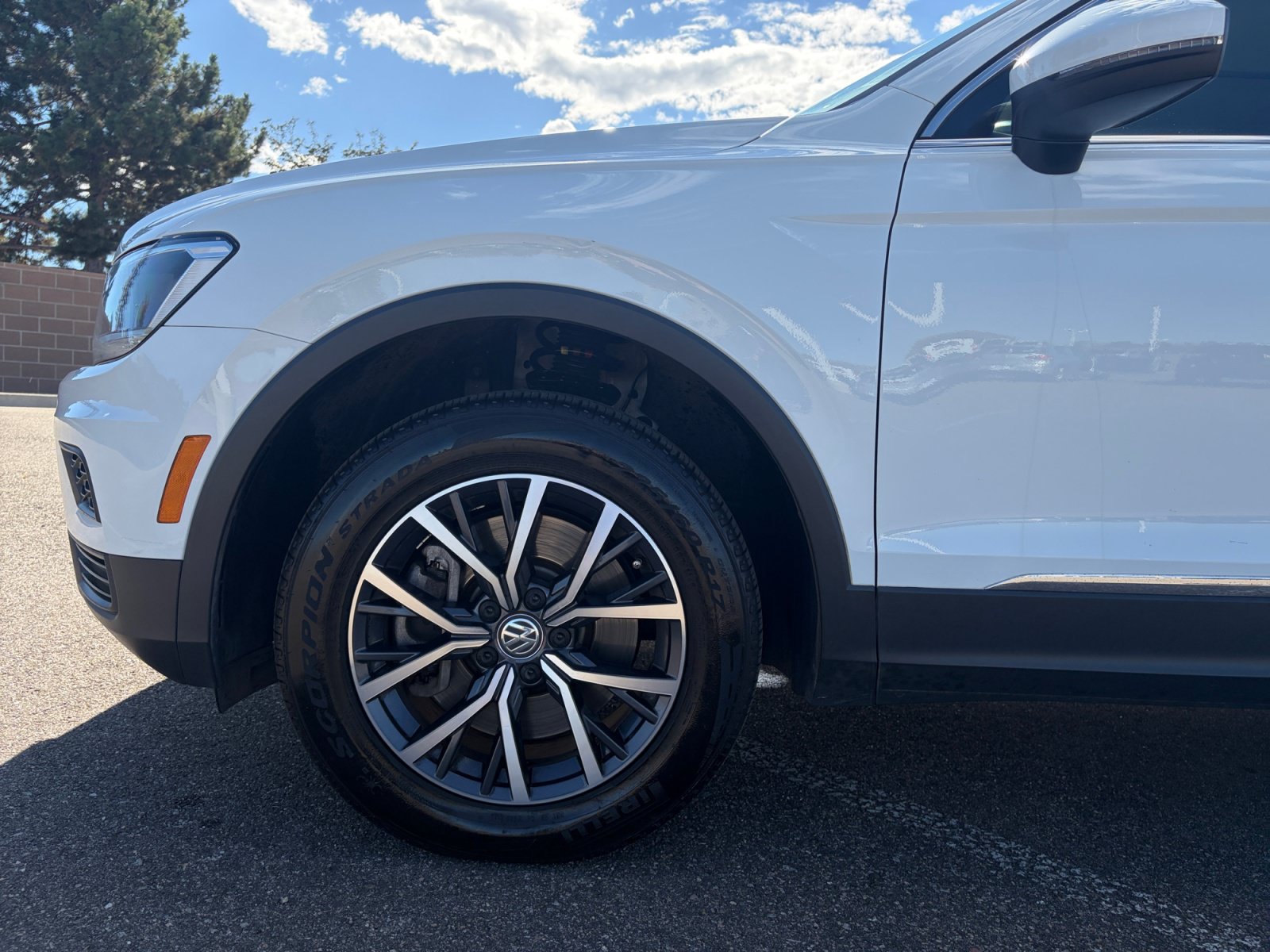 Used 2020 Volkswagen Tiguan SE w/ Panoramic Sunroof Package AWD/4WD image 11