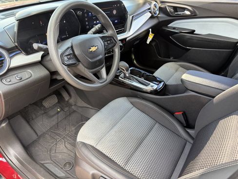 Used 2025 Chevrolet Trax LT w/ LPO, Blackout Package FWD image 19