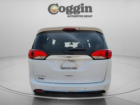 Used 2019 Chrysler Pacifica Touring Plus image 4