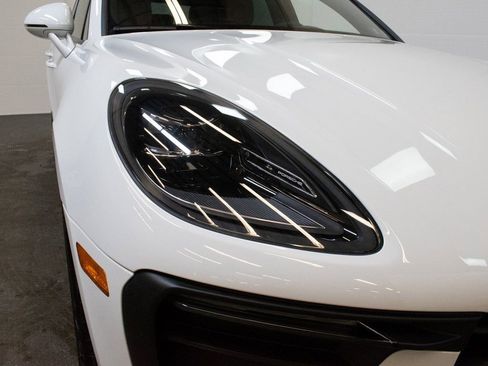 Certified 2025 Porsche Macan image 11