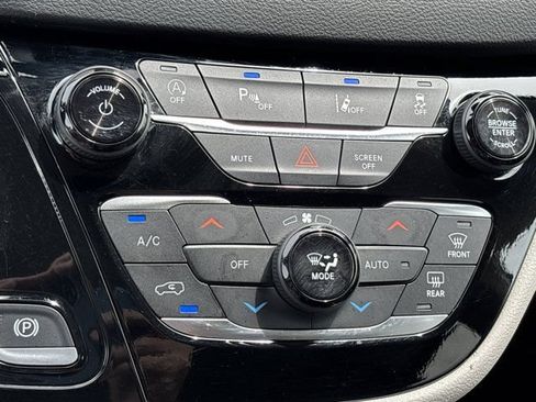 Used 2024 Chrysler Pacifica Touring-L FWD image 38