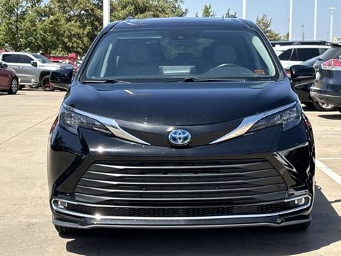 Used 2024 Toyota Sienna XLE FWD image 7