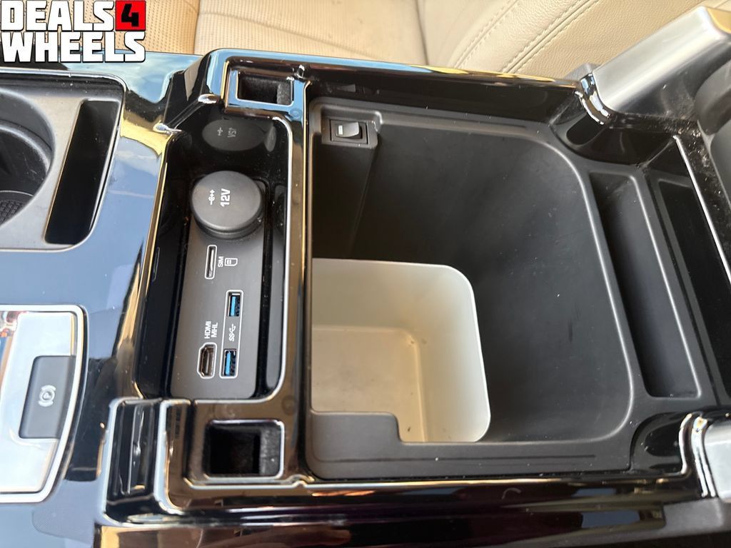 Used 2017 Land Rover Discovery HSE AWD/4WD image 25