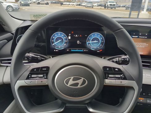 Used 2025 Hyundai Elantra Limited image 16