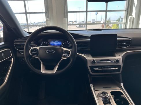 Used 2022 Ford Explorer XLT w/ Equipment Group 202A image 18