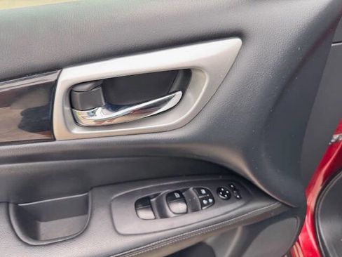 Used 2018 Nissan Pathfinder SV image 40