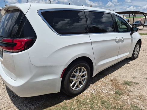 Used 2025 Chrysler Pacifica Select FWD image 3