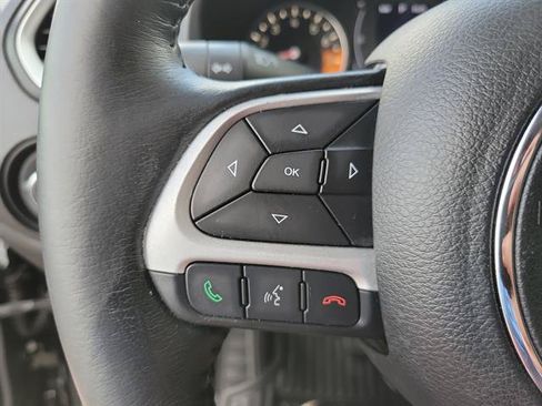 Used 2018 Jeep Renegade Latitude w/ Cold Weather Group FWD image 17