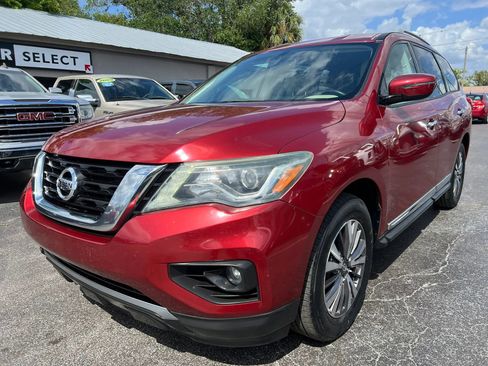 Used 2017 Nissan Pathfinder SV FWD image 2