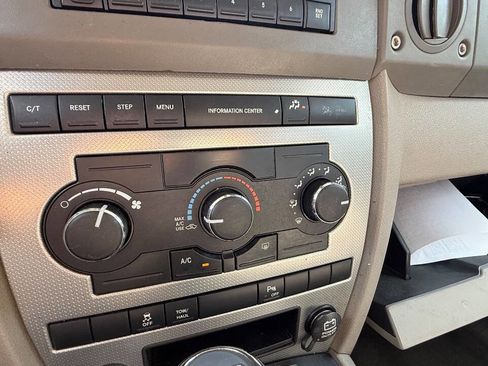 Used 2006 Jeep Commander 2WD image 85