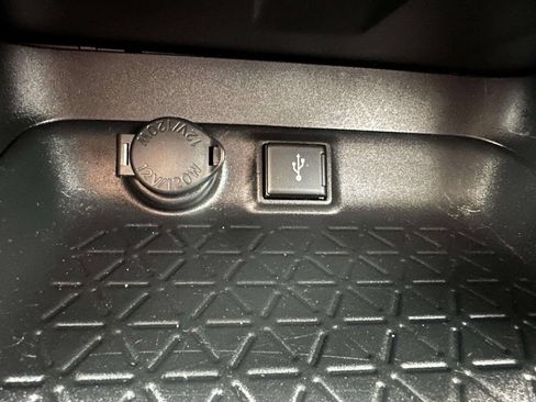 Used 2021 Toyota RAV4 LE AWD/4WD image 32