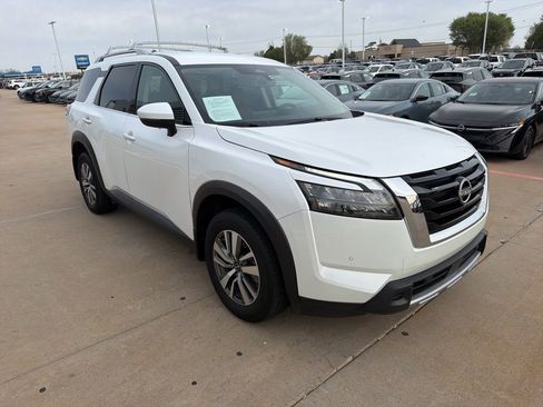 Used 2025 Nissan Pathfinder SL AWD/4WD image 7