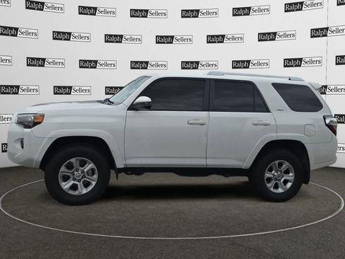 Used 2018 Toyota 4Runner SR5 RWD image 3