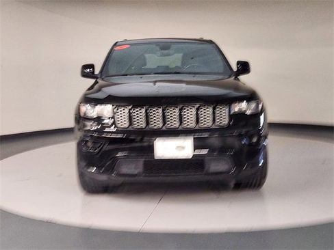 Used 2019 Jeep Grand Cherokee Altitude image 9