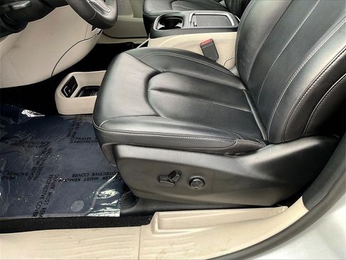 Used 2024 Chrysler Pacifica Touring-L image 32