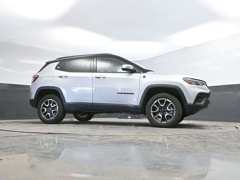 Used 2025 Jeep Compass Trailhawk AWD/4WD image 48