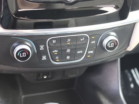 Used 2022 Chevrolet Traverse LS FWD image 17