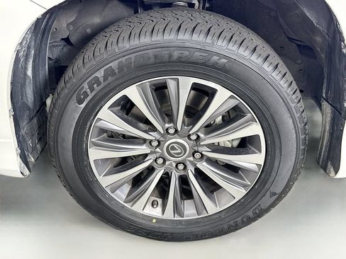 Certified 2022 Lexus GX 460 Luxury w/ Off Road Package AWD/4WD image 32